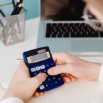 会計ソフトを比較するために電卓を使うイメージ